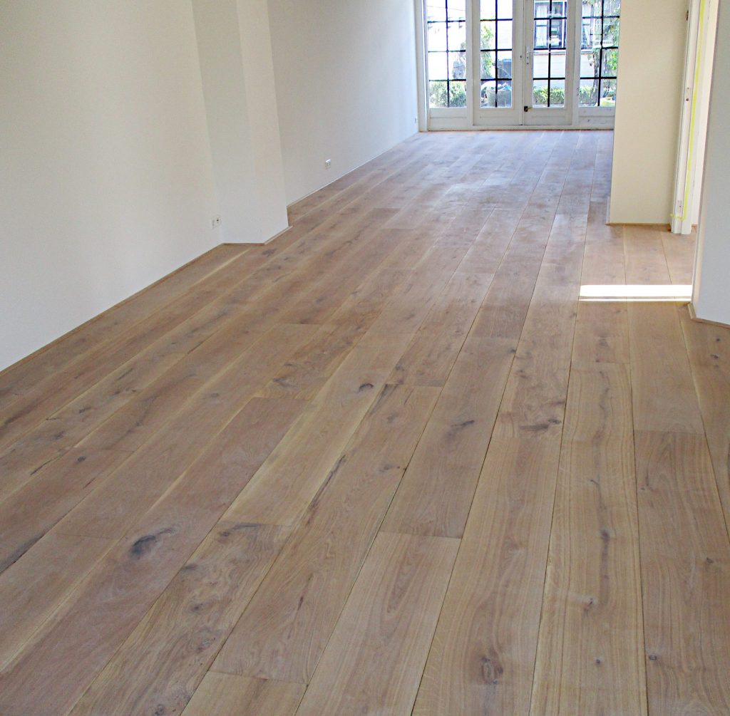 Oak floor, 20.5 cm wide
