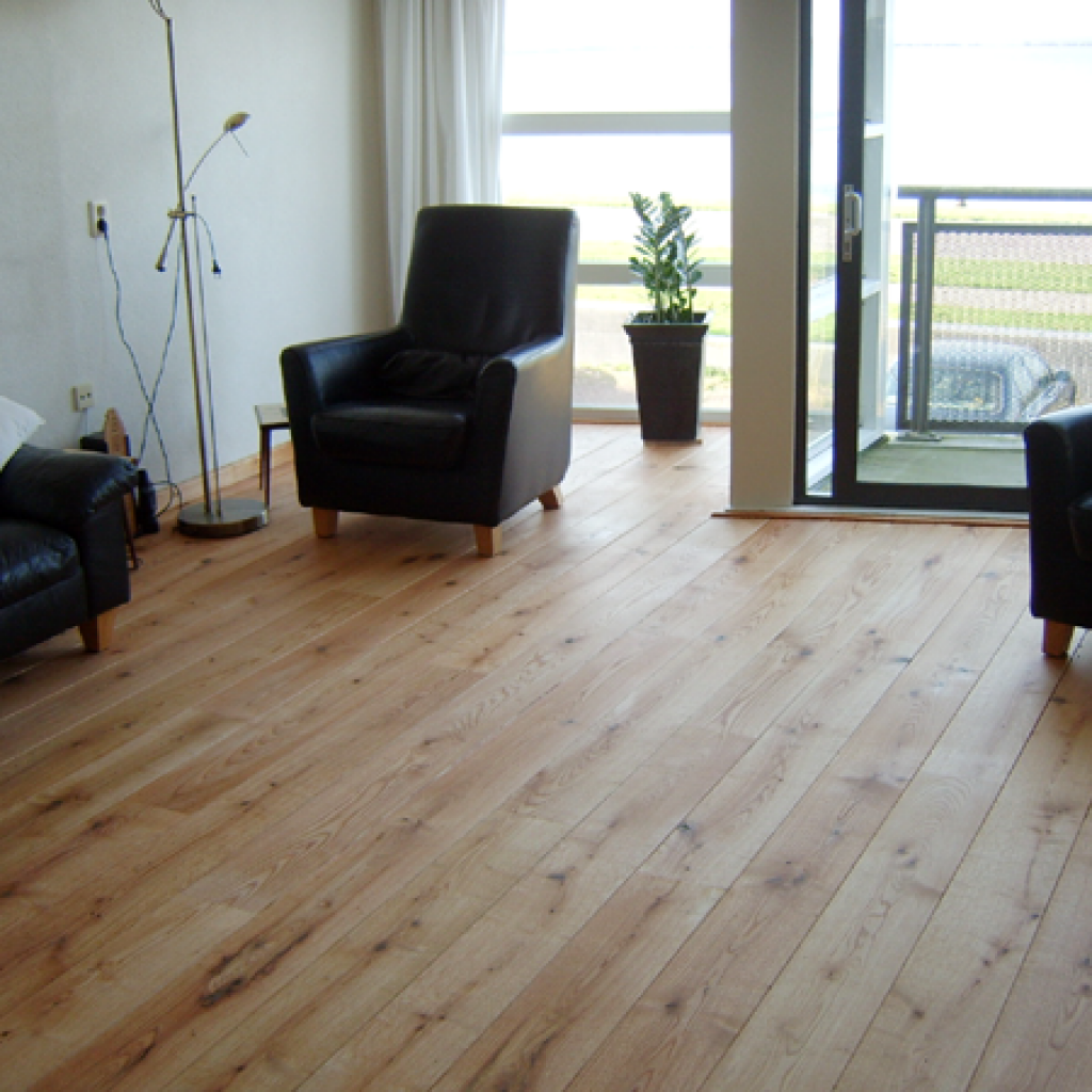 Living room BC grade wood floor appearance